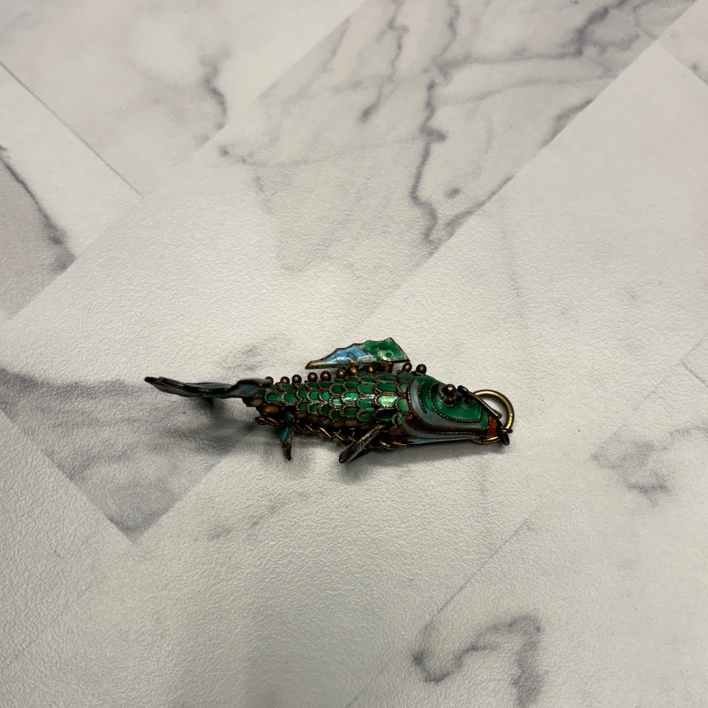 Decorative Green Fish Pendant for Reptile Habitats